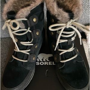 SOREL Explorer Joan Boots size 8.5